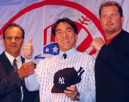 (3)Yankees present Matsui in jam-packed news conference